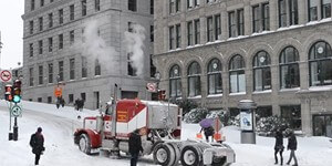 OLD PETERBILT 378 STRUGGLING IN SNOW UPHILL