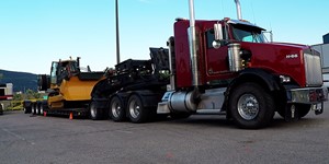 BEAUTIFUL KENWORTH T800 LOADING JOHN DEERE 850J "ROB" BULLDOZER